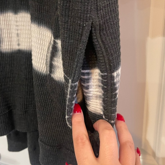 We The Free Black and White Tie-Dye Sweater with pockets - Picture 5 of 6